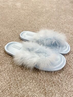 Faux-Feather slipper in baby blue - women’s 8.5 NEW Slide THONG Slippers
